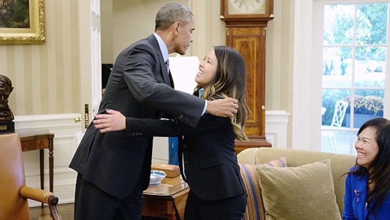 Nach ihrer Heilung wurde Nina Pham sogar von Präsident Barack Obama empfangen. (Bild: APA/EPA/Olivier Douliery/POOL)