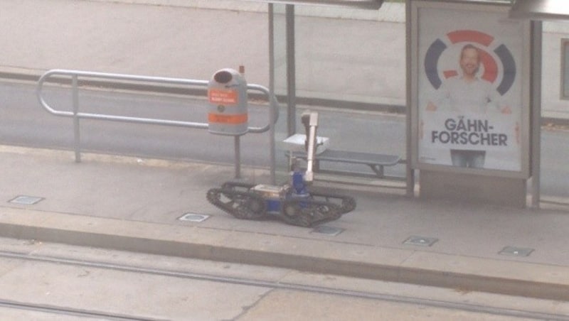 Der Bombenroboter packt das Paket ... (Bild: krone.tv)