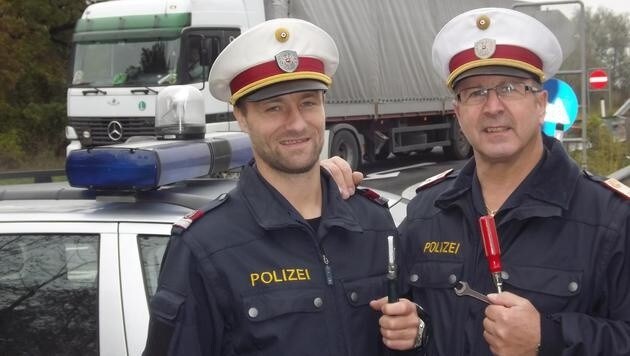 Sascha Berger und Franz Almesberger betätigten sich als Pannenhelfer. (Bild: Polizei)
