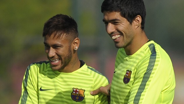 Spaß muss sein: Suarez (re.) mit Teamkollege Neymar beim Training (Bild: AP)
