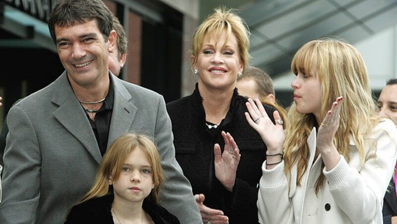 Dakota Johnson mit ihrer Mutter Melanie Griffith und ihrem ehemaligen Stiefvater Antonio Banderas (Bild: UPI)