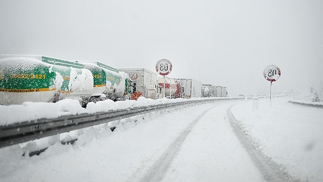 Zahlreiche Schwerfahrzeuge kamen auf der Schneefahrbahn der A10 nicht weiter. (Bild: APA/BARBARA GINDL)