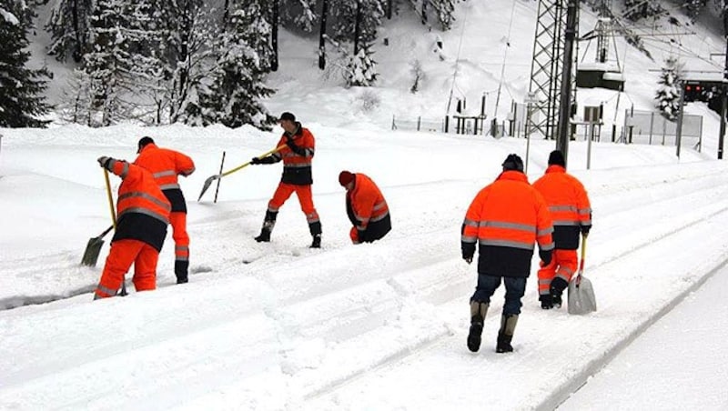 Die Helfer hatten alle Hände voll zu tun, um die Schienen vom Schnee zu befreien. (Bild: ÖBB)