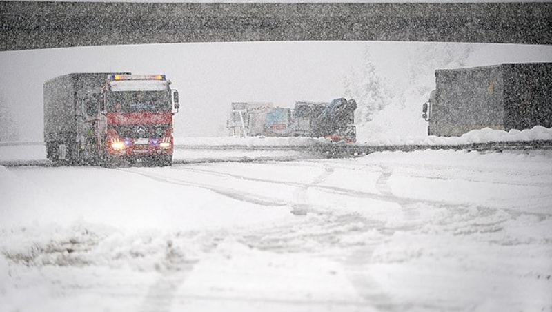 Hängen gebliebene Lkws auf der A10 vor dem Tauerntunnel (Bild: APA/BARBARA GINDL)