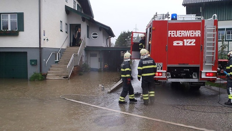 Helfer der Feuerwehr pumpten in Bad Ischl zahlreiche Garagen und Keller aus. (Bild: APA/BARBARA GINDL)