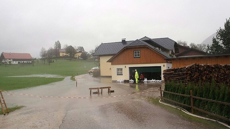 Auch einige Straßen mussten in Bad Ischl aufgrund von Überschwemmungen gesperrt werden. (Bild: APA/BARBARA GINDL)