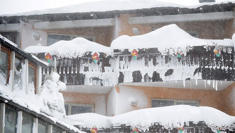 Der Schnee lag am Katschberg in Salzburg mehrere Zentimeter hoch. (Bild: APA/BARBARA GINDL)