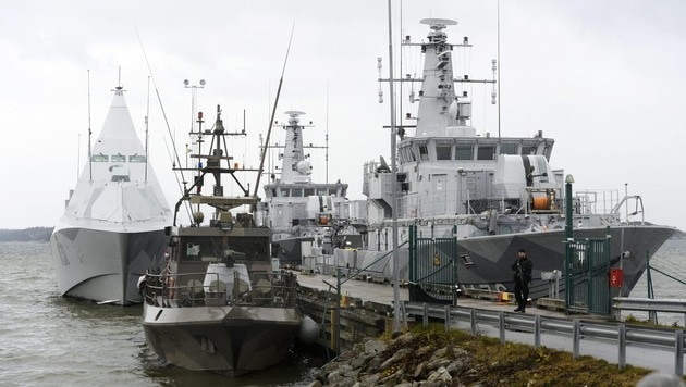Schwedische Marineboote, die nach dem mysteriösen Unterwasserobjekt suchen (Bild: APA/EPA/FREDRIK SANDBERG)