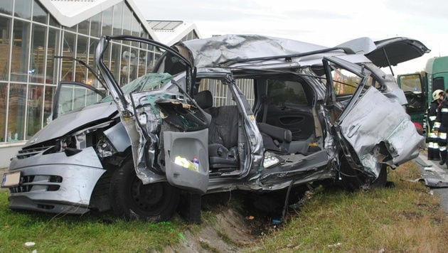 Der Wagen wurde bei der Kollision völlig zerstört. (Bild: Einsatzdoku.at)