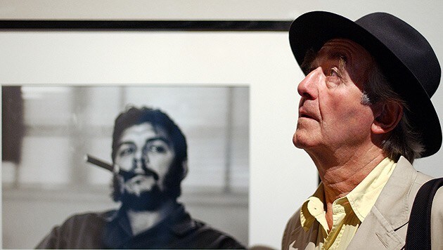Rene Burri mit einem seiner wohl berühmtesten Werke im Hintergrund (Bild: AP)