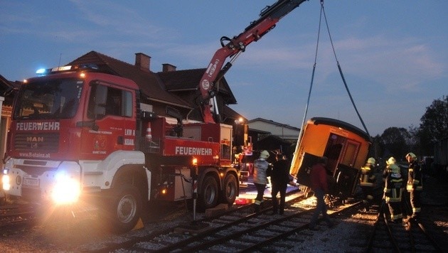 Mittels Feuerwehrkran wurde der umgekippte Wagon vorsichtig wieder in die Gleise gehoben. (Bild: FF Stainz/Andreas Maier)