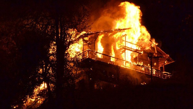 Das Bauernhaus in Tirol wurde ein Raub der Flammen. (Bild: APA/ZEITUNGSFOTO.AT/DANIEL LIEBL)