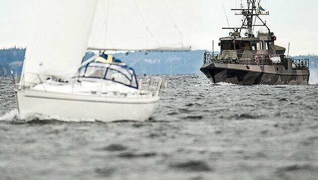 Schweden sucht mit rund 200 Soldaten nach einem angeblich verunglückten russischen U-Boot. (Bild: APA/EPA/PONTUS LUNDAHL)