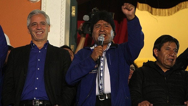 Boliviens Präsident Evo Morales feiert sich nach der Wiederwahl. (Bild: APA/EPA/MARTIN ALIPAZ)