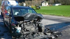 Die Front des Unfallfahrzeugs wurde bei dem Crash völlig demoliert. (Bild: APA/ÖAMTC)