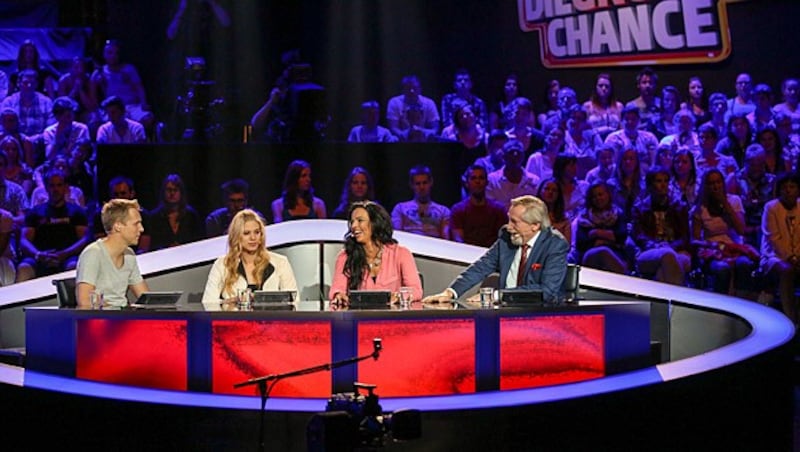 Die strenge Jury: Oliver Pocher, Larissa Marolt, Petra Frey und Peter Rapp (Bild: ORF/Milenko Badzic)