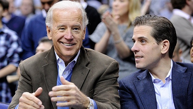 US-Vizepräsident Joe Biden mit seinem Sohn Hunter bei einem Basketballspiel (Bild: AP)
