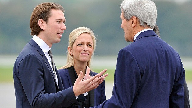 Kerry mit Außenminister Sebastian Kurz und US-Botschafterin Alexa Wesner (Bild: APA/Hans Punz)
