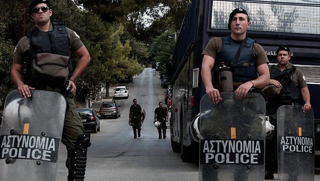 Erhöhte Sicherheitsvorkehrungen in Athen nach jüngsten Schlägen gegen linksextreme Szene (Bild: APA/EPA/YANNIS KOLESIDIS)