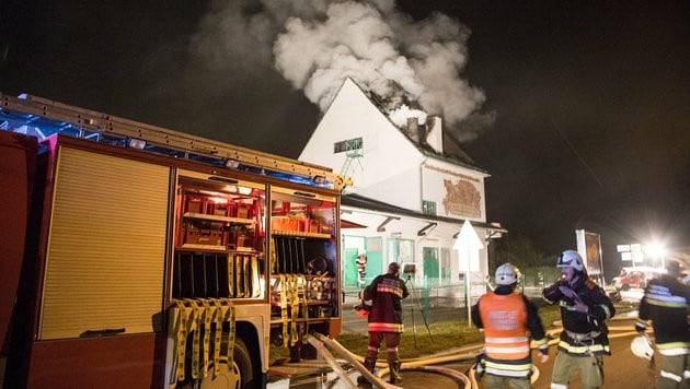 80 Florianis bekämpften den Brand im Lagerhaus in Mühlbach. (Bild: APA/BFKDO HOLLABRUNN)