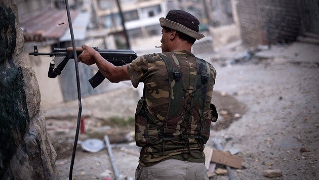 Ein Kämpfer der Free Syrian Army in Aleppo (Bild: AP)
