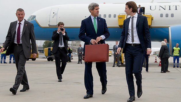 Kerry am Mittwoch bei seiner Ankunft in Wien, im Hintergrund die "Air Force Two" (Bild: AP)