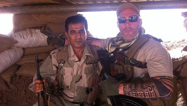 Der niederländische Rocker Ron kämpft an der Seite der Kurden gegen den Islamischen Staat. (Bild: Twitter.com/KoerdenNL)