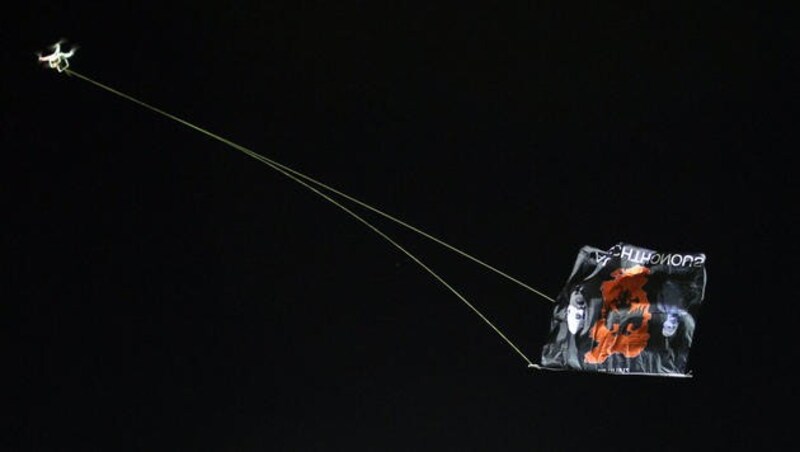 Auslöser war diese Flagge an einer Drohne, die Ausschreitungen beim Spiel in Belgrad provozierte. (Bild: AP)