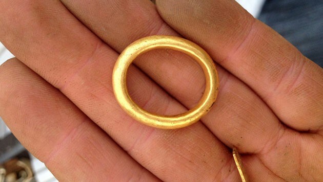 Ein goldener Ring aus dem Wikinger-Schatz (Bild: Derek McLennan)