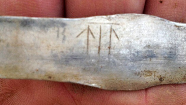 Ein Messer mit Runen-Inschrift (Bild: Derek McLennan)