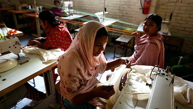 Sie setzen ihr Leben aufs Spiel: Textilarbeiterinnen in Bangladesch (Bild: APA/EPA/ABIR ABDULLAH)