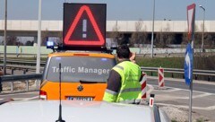 Der Wagen des Wieners schlitterte gegen der Bus der Traffic Manager der Asfinag bei Wels (Bild: Andi Schiel)