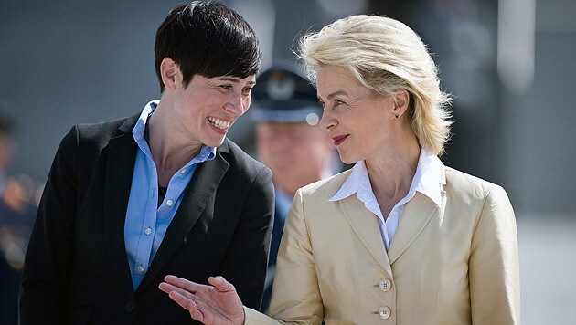 Norwegens Verteidigungsministerin Ine Marie Eriksen Soreide mit deutscher Amtskollegin von der Leyen (Bild: APA/EPA/DANIEL NAUPOLD)