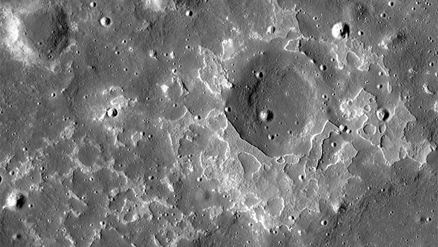 Vulkanische Ablagerungen um den Mondkrater Maskelyne (Bild: NASA/GSFC/Arizona State University)