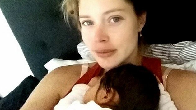 Doutzen Kroes zeigt das erste Bild ihrer Tochter und schreibt dazu:"Das schönste Gefühl der Welt." (Bild: instagram.com/doutzen)