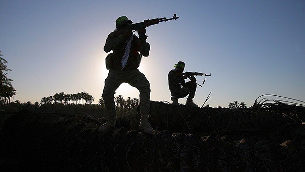 Schiitische Milizen im Irak (Bild: AP)