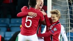 Martin Odegaard (ganz rechts) beim Bejubeln des 2:1-Siegtreffers von Norwegen gegen Bulgarien (Bild: APA/EPA/Haakon Mosvold Larsen)