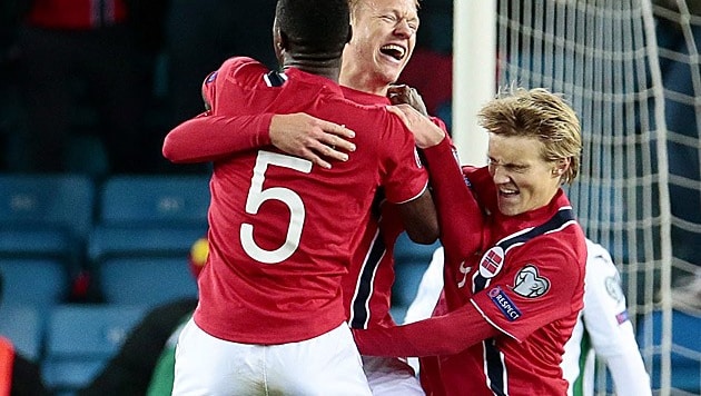 Martin Odegaard (ganz rechts) beim Bejubeln des 2:1-Siegtreffers von Norwegen gegen Bulgarien (Bild: APA/EPA/Haakon Mosvold Larsen)