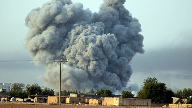 Gewaltige Rauchsäule über Kobane nach einem US-Luftangriff (Bild: AP)