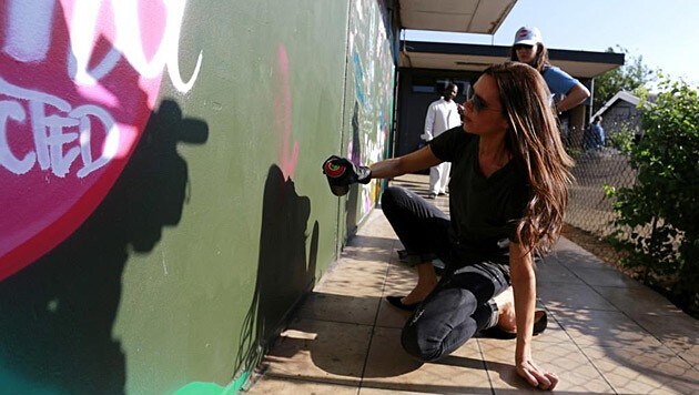 Für den guten Zweck zeigte Victoria Beckham als Sprayerin ihr Können. (Bild: twitter.com/VictoriaBeckham)