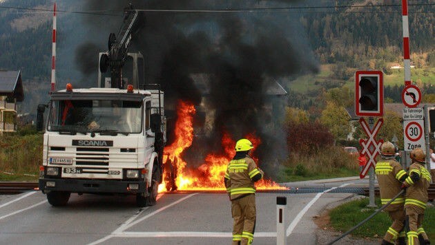 Der Lkw-Fahrer musste eine halbe Stunde im brennenden Laster aushalten. (Bild: Niki Faistauer)