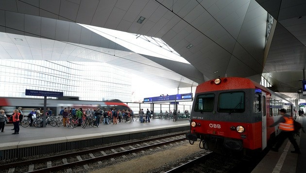 Ein Blick auf die Bahnsteige am Wiener Hauptbahnhof (Bild: APA/ROLAND SCHLAGER)