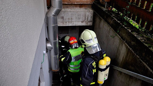 Nur mit schwerem Atemschutz betraten die Feuerwehrleute den Keller des Hauses. (Bild: FF Steyregg)