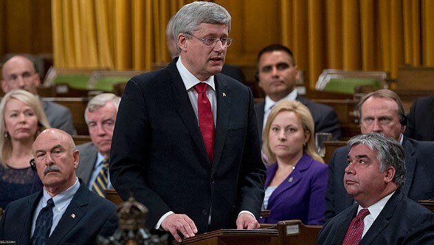 Kanadas Premier Harper vor dem Parlament (Bild: AP)