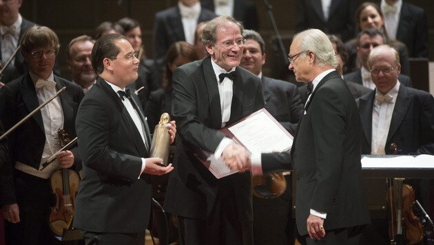 Orchestervorstand Andreas Großbauer und Clemens Hellsberg mit Schwedens König Carl Gustaf (Bild: APA/EPA/FREDRIK SANDBERG)