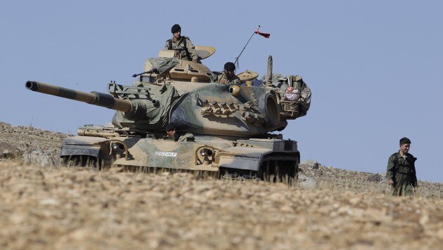 Ein türkischer Panzer an der Grenze zu Syrien (Bild: AP)