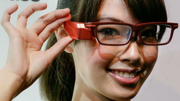 Toshibas Google-Glass-Konkurrent ist vor allem für den Profi-Einsatz gedacht. (Bild: APA/EPA/KIMIMASA MAYAMA)