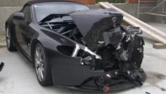 Der Aston Martin wurde bei dem Frontalcrash demoliert. (Bild: tvthek.orf.at)