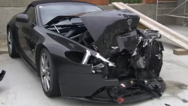 Der Aston Martin wurde bei dem Frontalcrash demoliert. (Bild: tvthek.orf.at)
