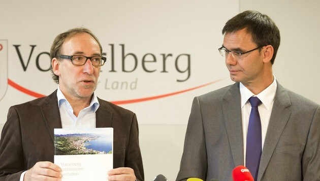 Johannes Rauch (l.) und Markus Wallner präsentieren ihr Arbeitsprogramm. (Bild: APA/DIETMAR MATHIS)